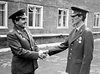 Полковник Симонов вручает Сержанту Кузьмину медаль "За отвагу"